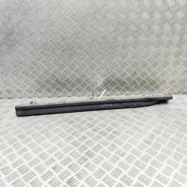 Moldings uz aizmugurējā spārna BK31V10154AF
