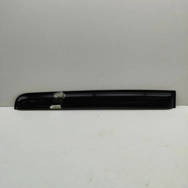 Moldings uz aizmugurējā spārna – labā