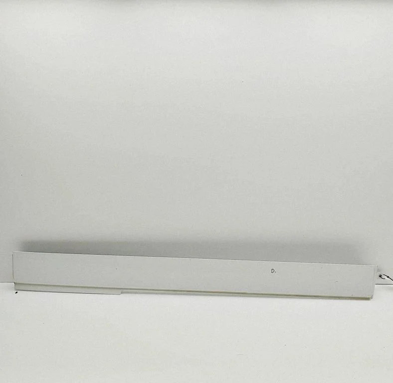 Moldings uz aizmugurējā spārna 7E0843550B