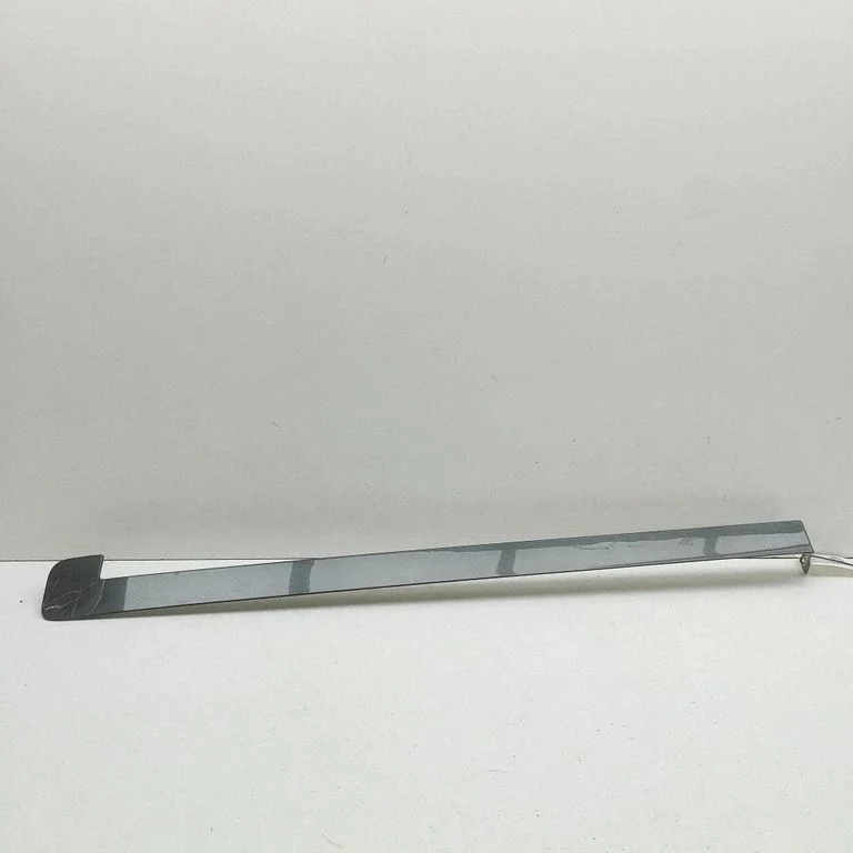 Moldings uz aizmugurējā spārna JK21V250A82A