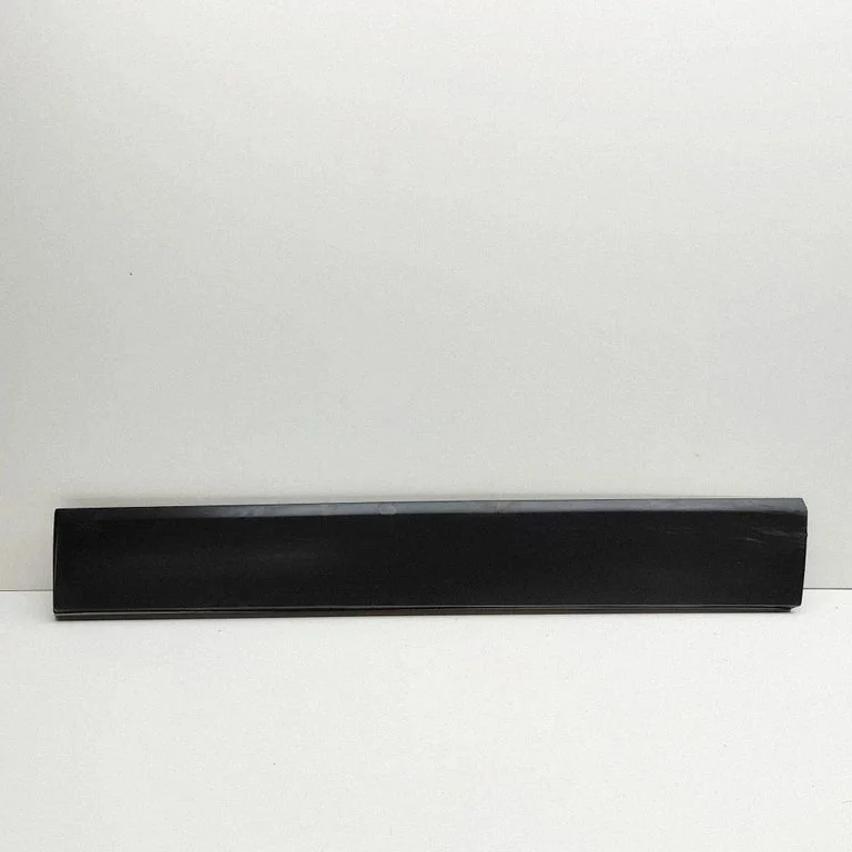 Moldings uz aizmugurējā spārna 93867929