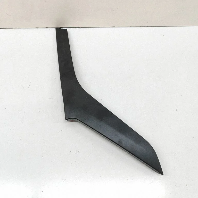 Moldings uz aizmugurējā spārna 735797424