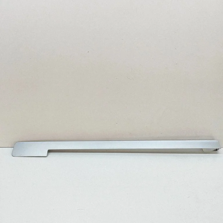Moldings uz aizmugurējā spārna JK21V250A74A