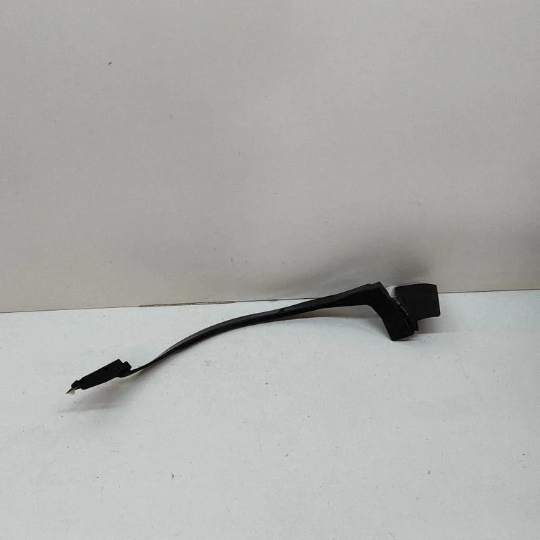 Moldings uz aizmugurējā spārna 7586548050