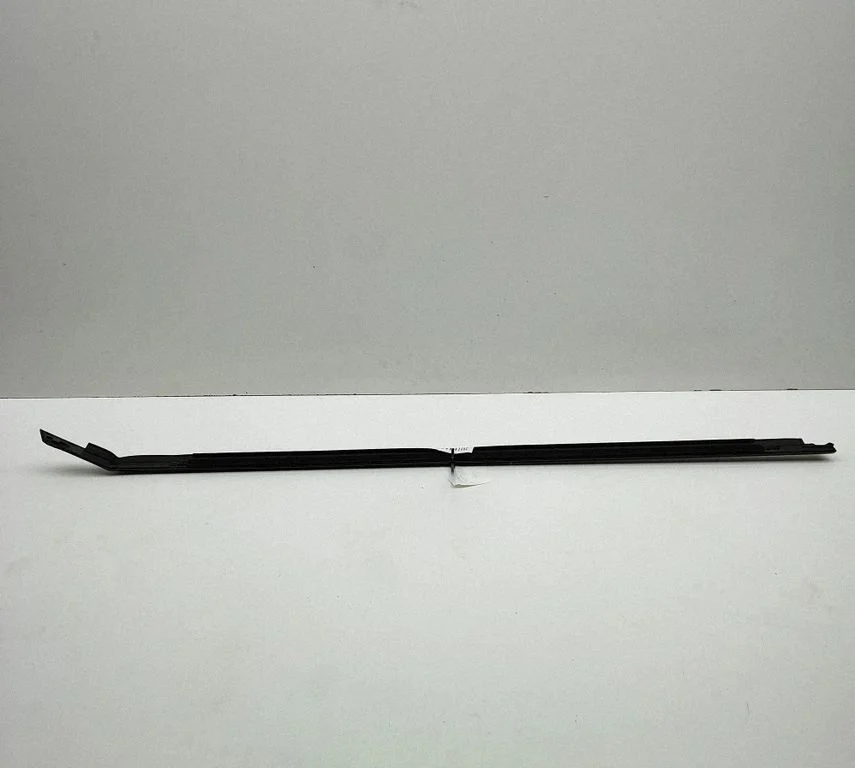 Front door glass trim molding 80000512 – Volvo EX30 (2024-)
