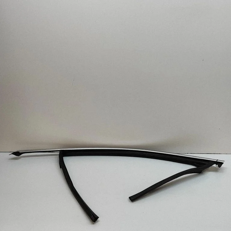 Front door glass trim molding – Audi RS Q8 (2019-)