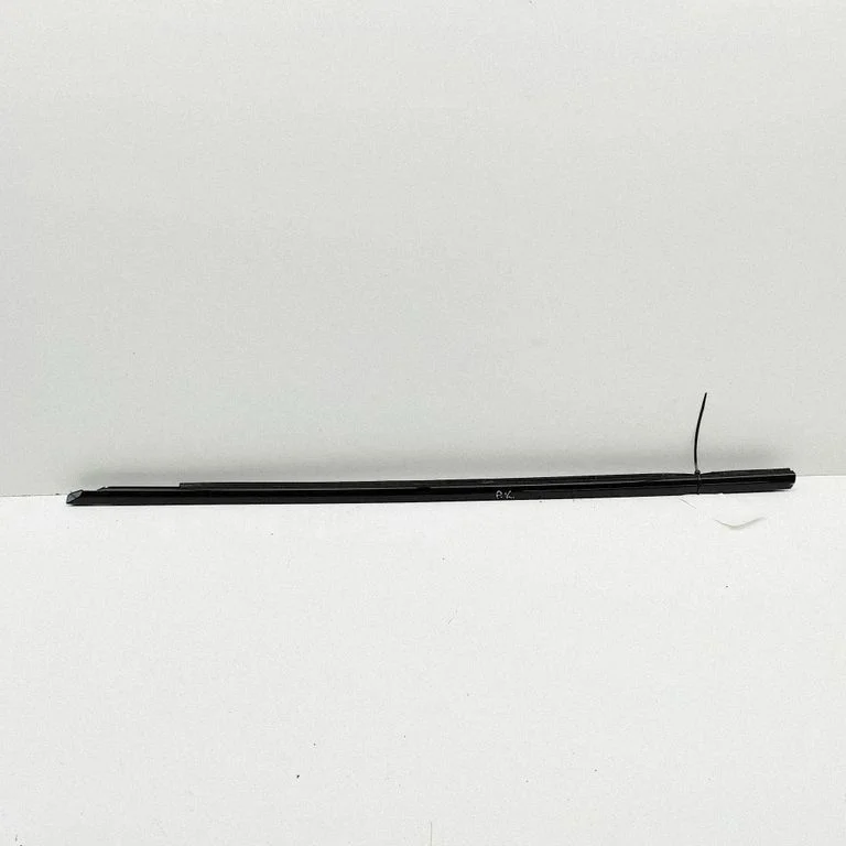 Esiukse klaasi liist 4J3837475C