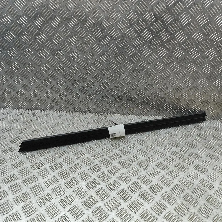 Listwa szyby drzwi przednich 7437777