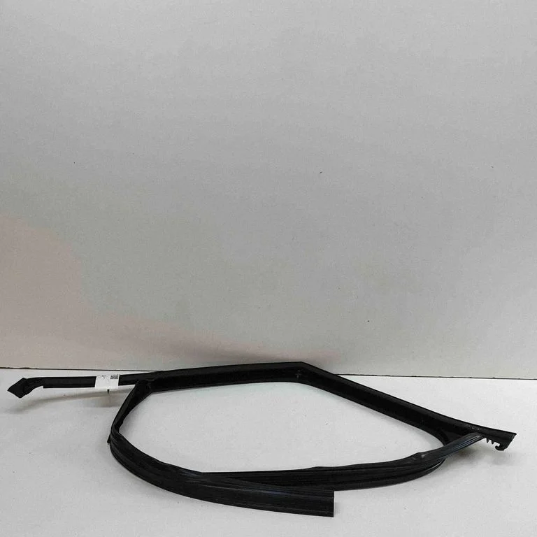 Front door glass trim molding 7T0837431E