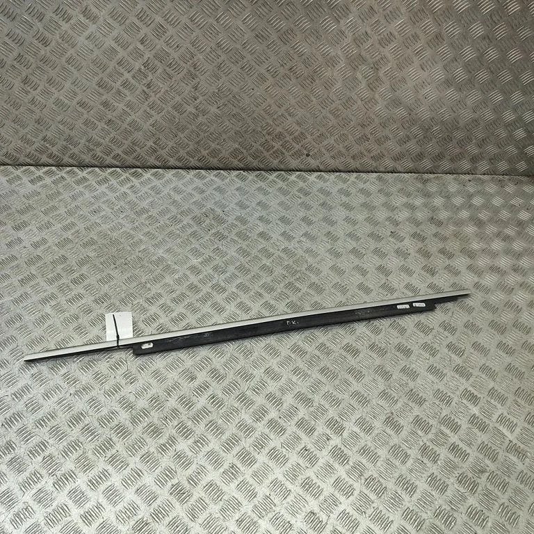 Esiukse klaasi liist 8U0853283A