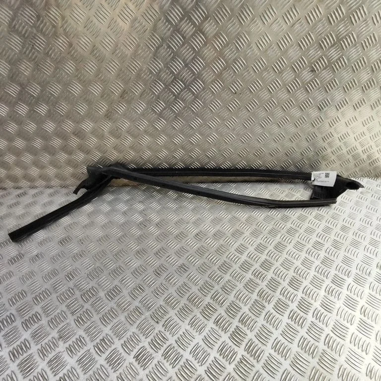 Front door glass trim molding A1907270187