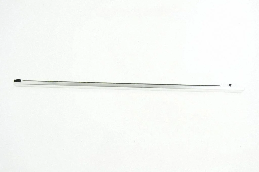Priekšējo durvju stikla apdare 8X23F214523