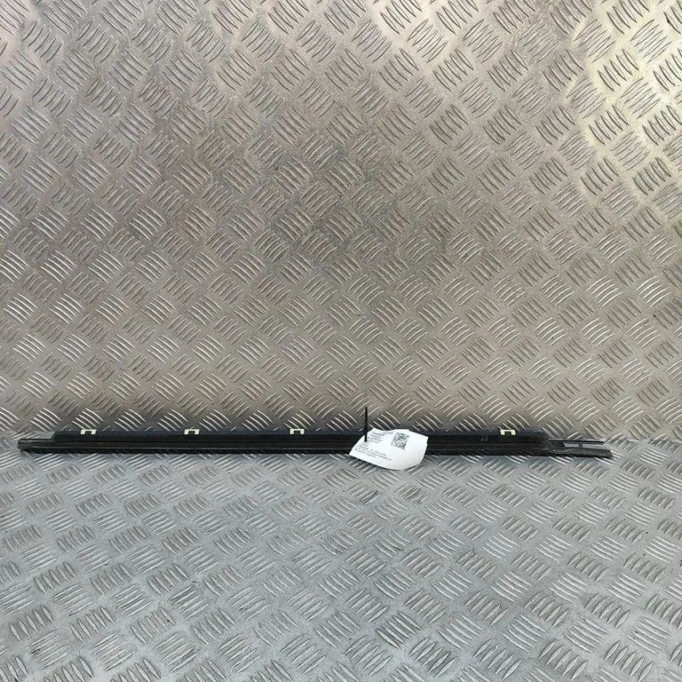 Listwa szyby drzwi przednich 822102K000