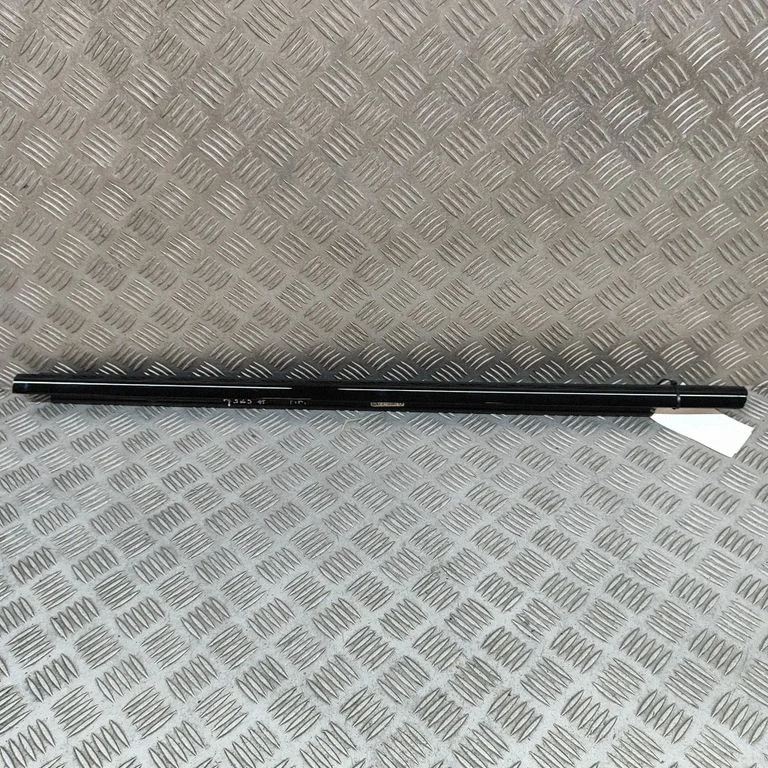 Front door glass trim molding 7483131