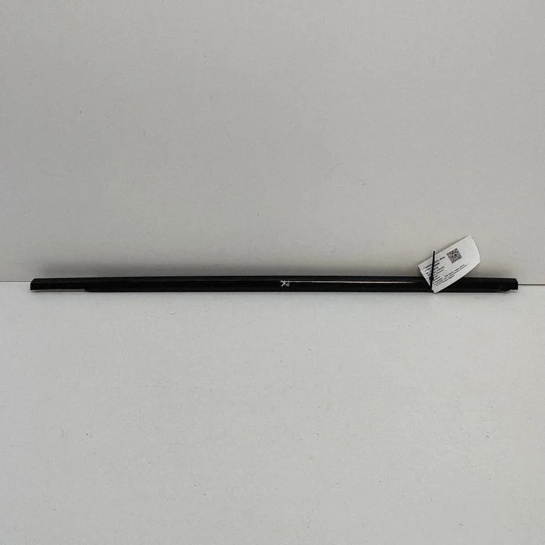 Esiukse klaasi liist J8A221453AD