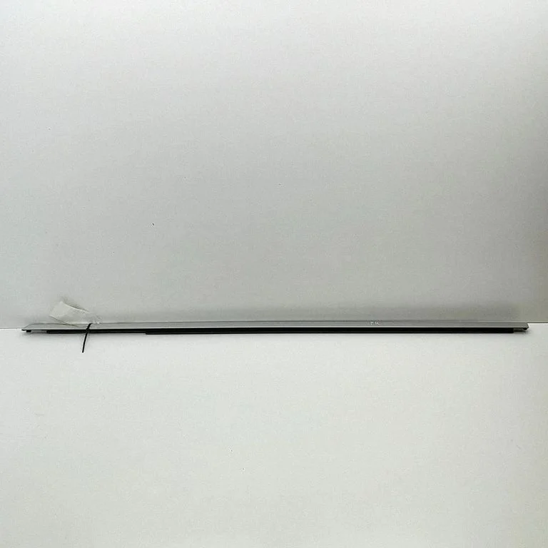 Front door glass trim molding A1677201302