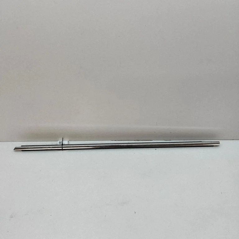 Front door glass trim molding 7P0837475H