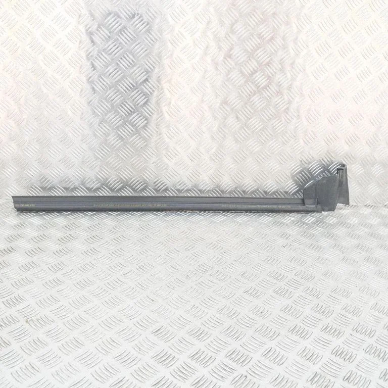 Listwa szyby drzwi przednich 109049500E