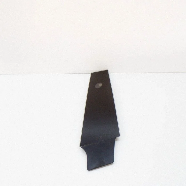 Front door glass trim molding 108389900B