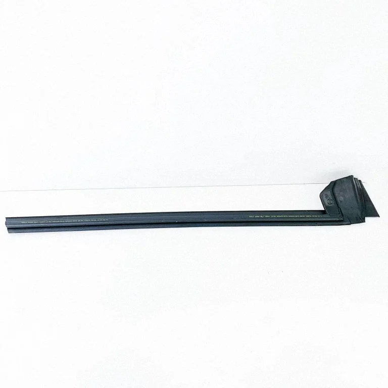 Front door glass trim molding 109049500D