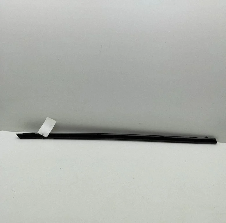 Door glass trim 31108993