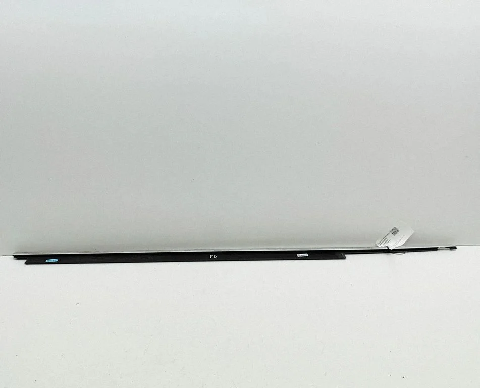 Listwa szyby drzwi 8T0853284D