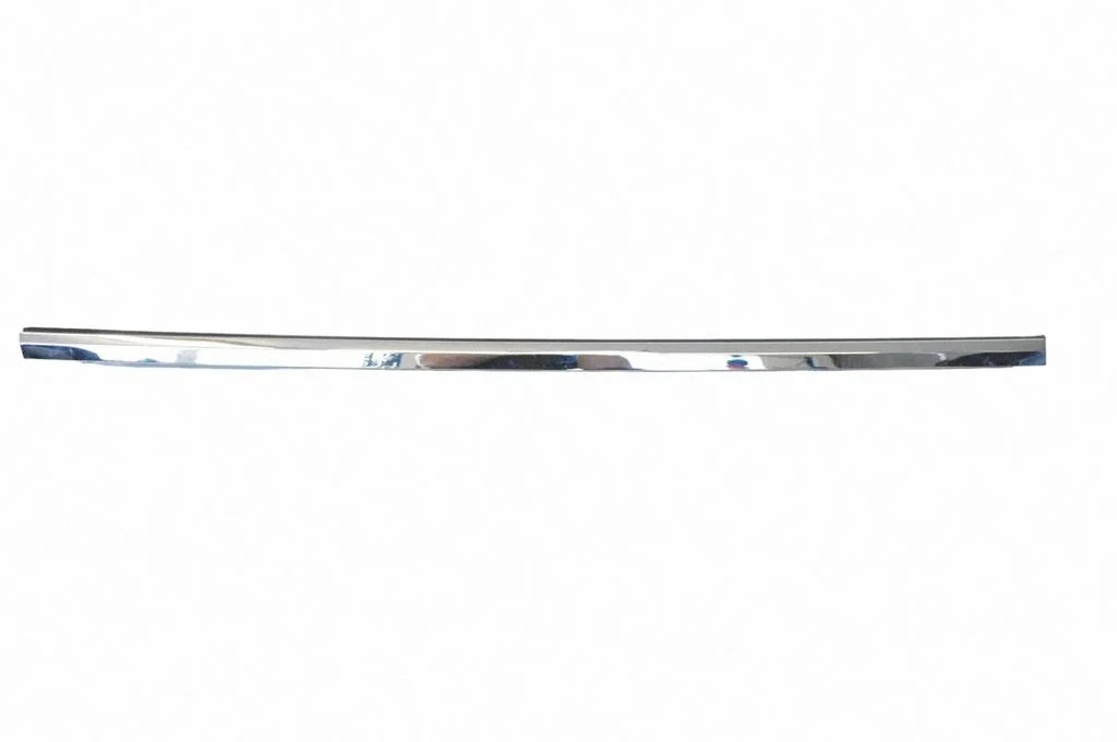 Door glass trim – front right