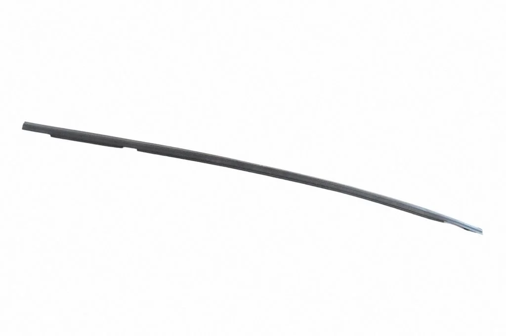 Door glass trim – front right