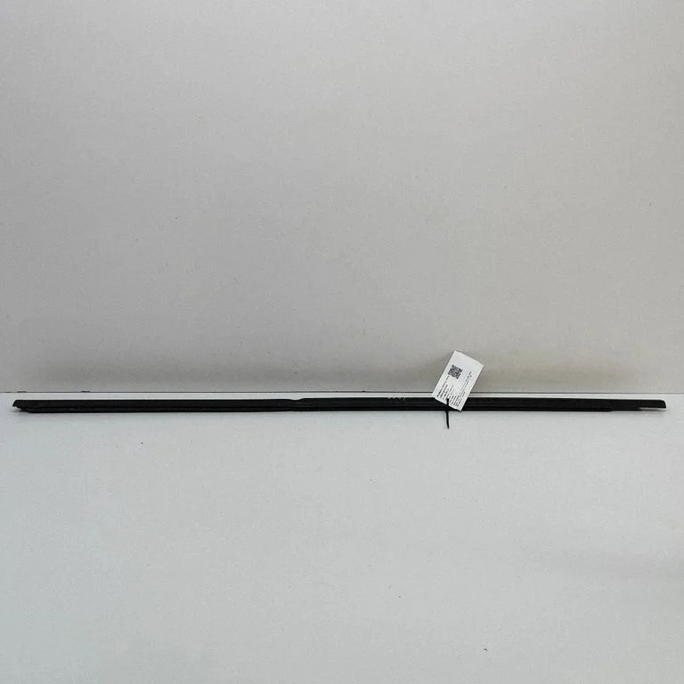 Door glass trim 5G3837477C