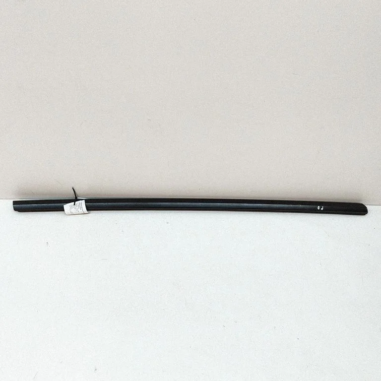 Door glass trim – Tesla Model Y (2020-)