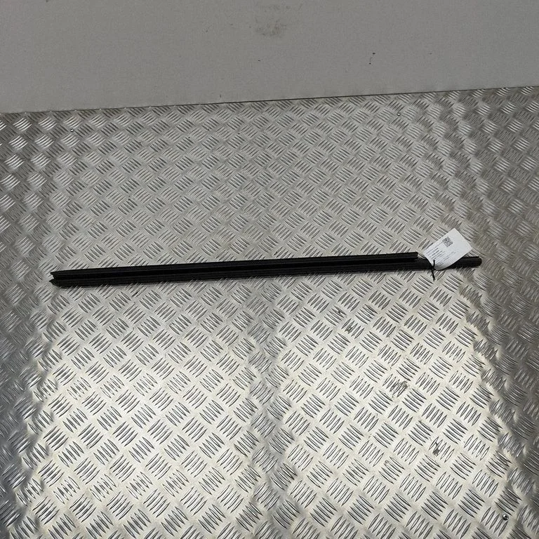 Door glass trim 7P0837472C