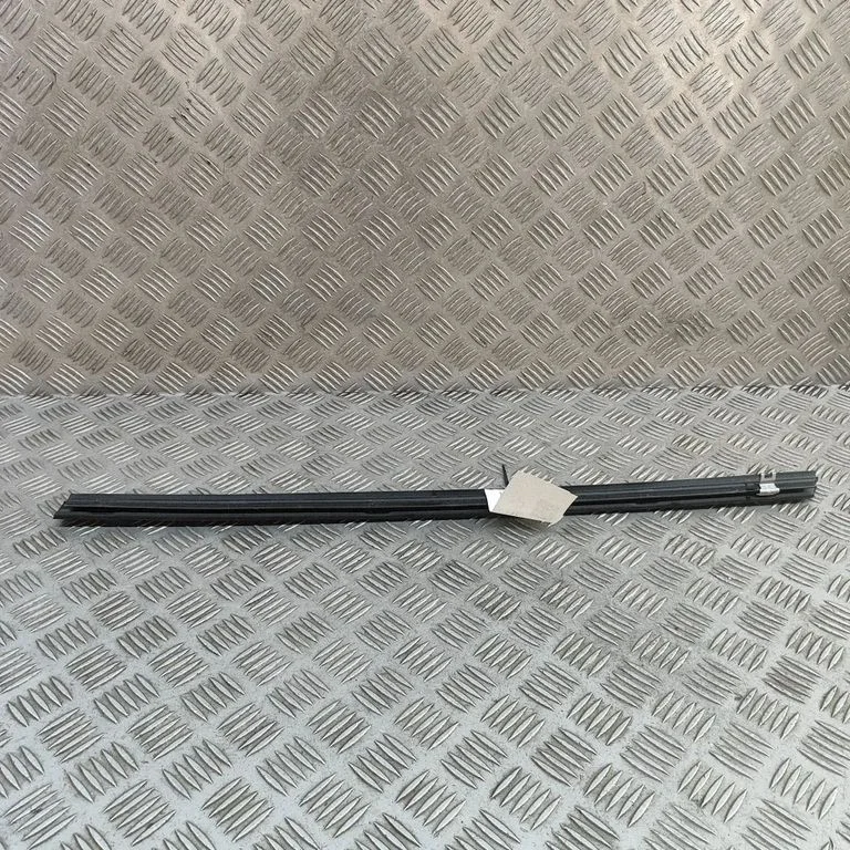 Ukseklaasi liist J9D321434A