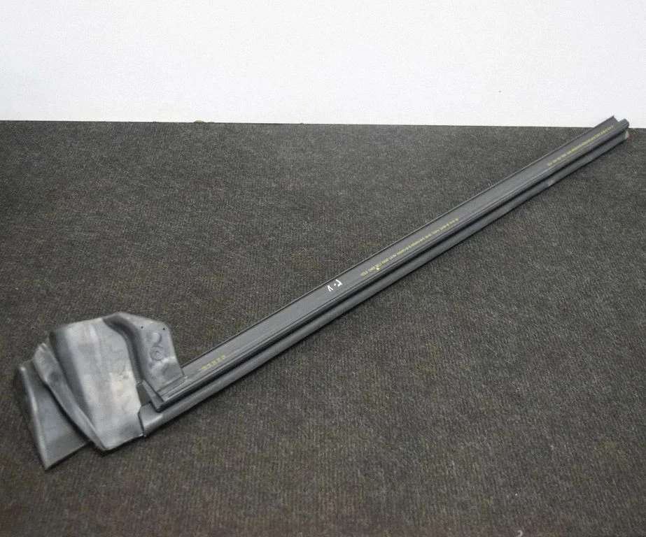 Ukseklaasi liist 109049600E