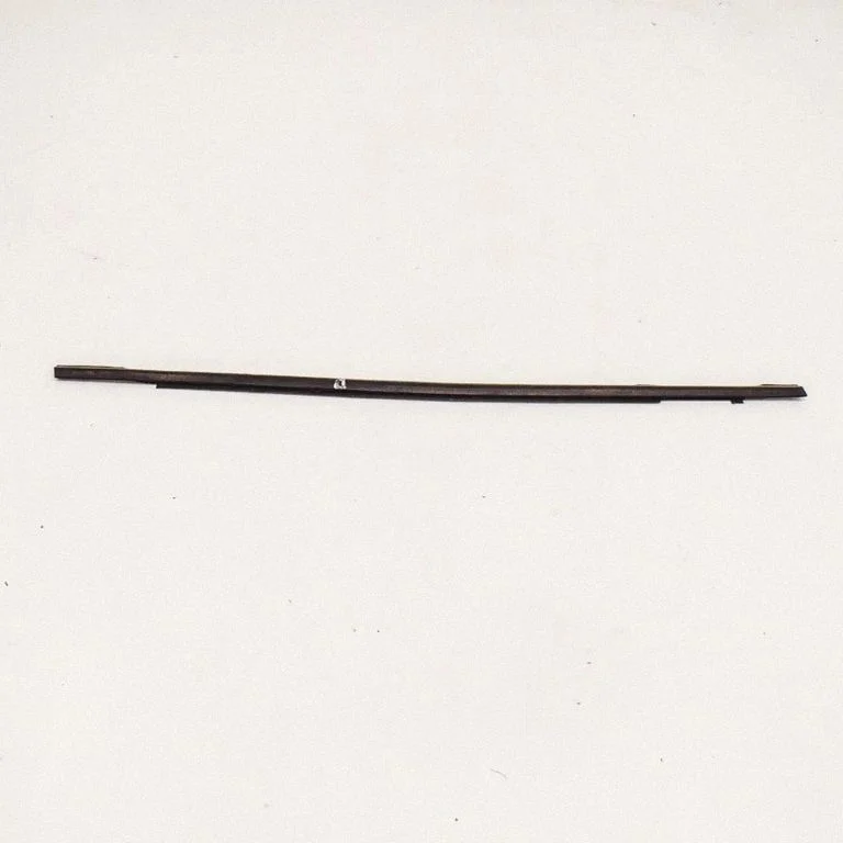 Door glass trim – front right