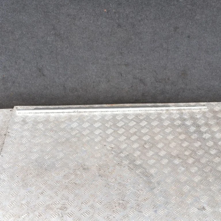 Door glass trim 22834388