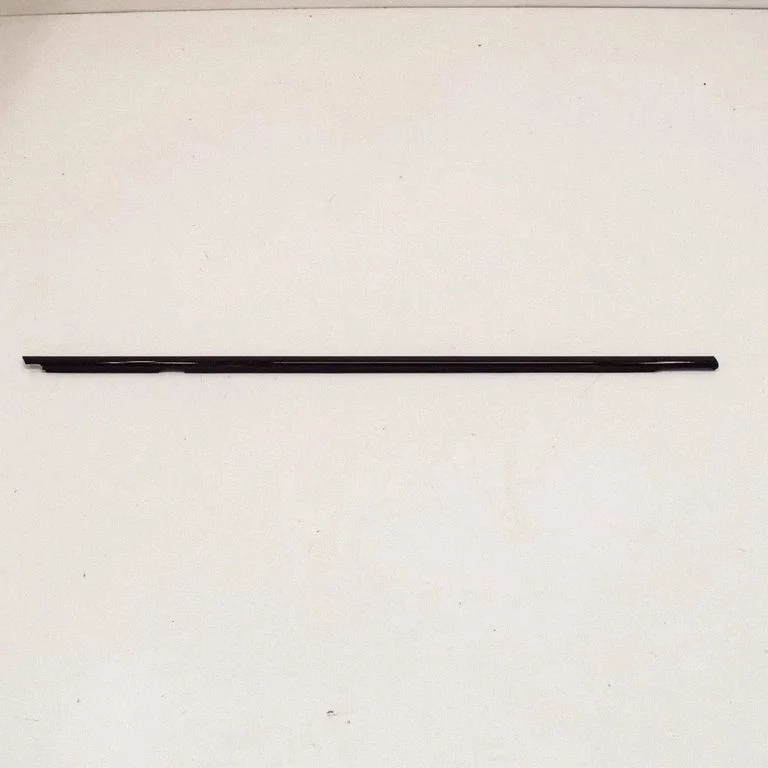 Door glass trim – front right