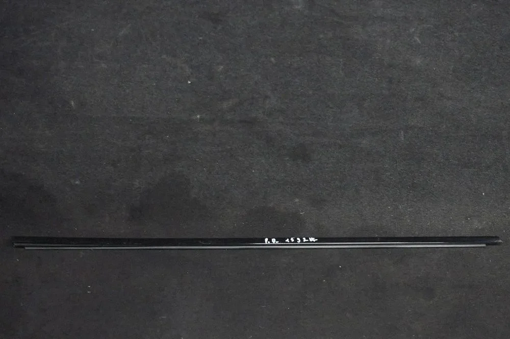 Door glass trim 7P0837477