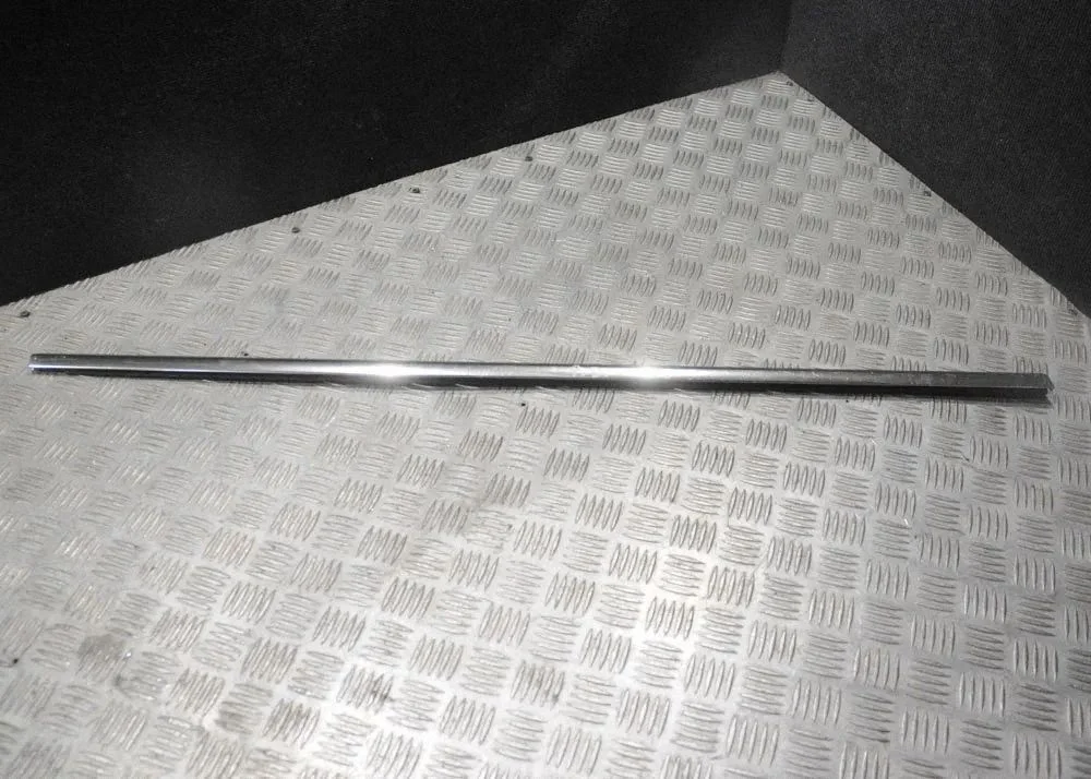 Door glass trim 13347219
