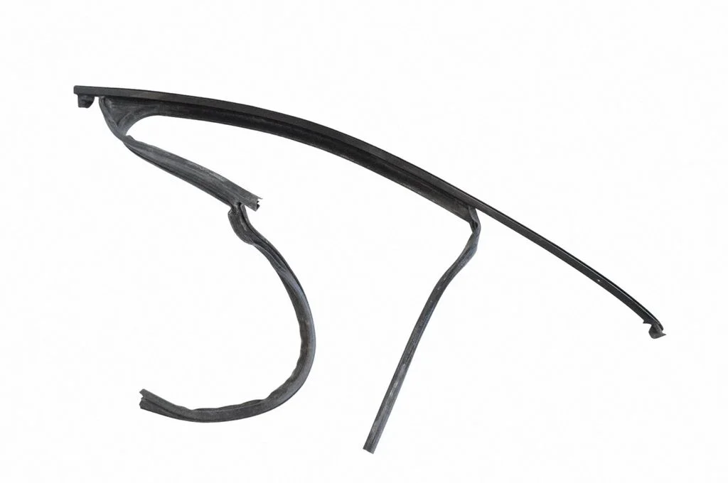 Door glass trim – front right