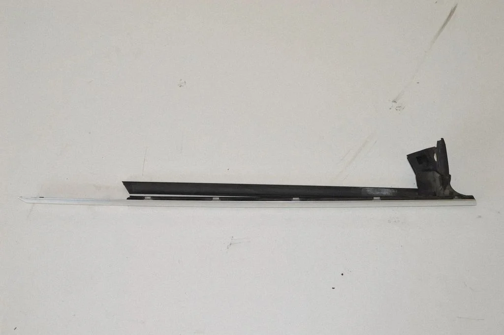 Door glass trim – Mercedes-Benz CLS-Class C219 (2003-2011)