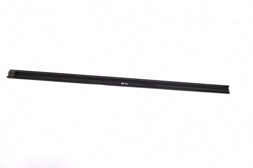 Door glass trim 7C0837472A