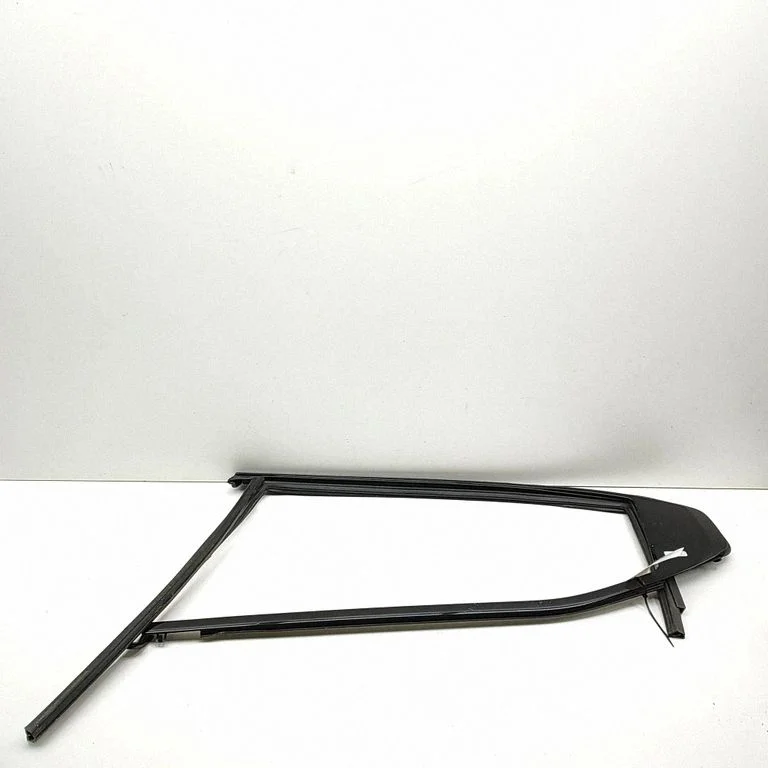 Rear door glass trim molding 31108679