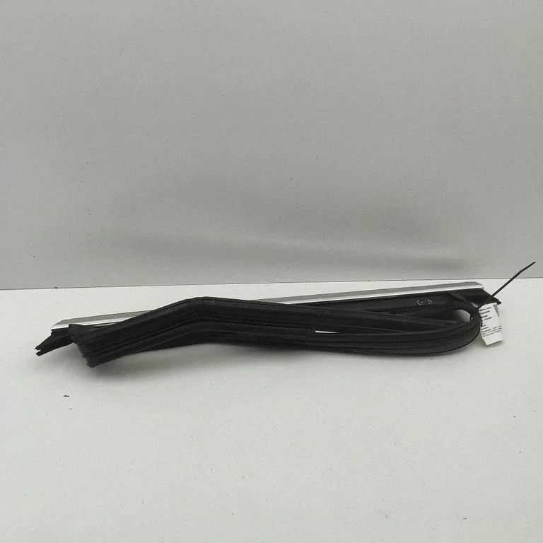 Rear door glass trim molding 85A839432