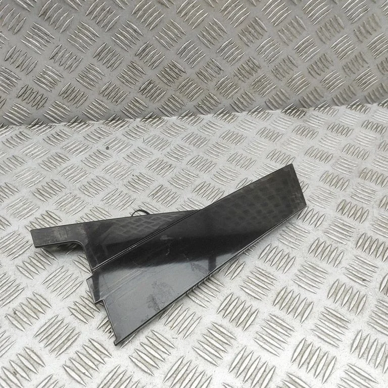 Tagaukse klaasi liist 822356420R