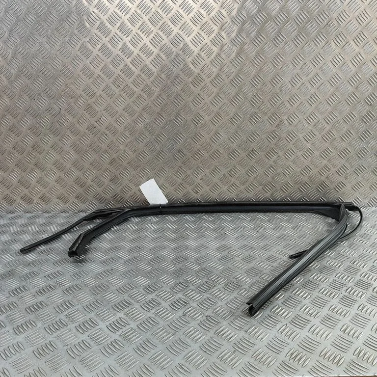 Tagaukse klaasi liist 823305MP1A – Nissan Ariya (2021-)