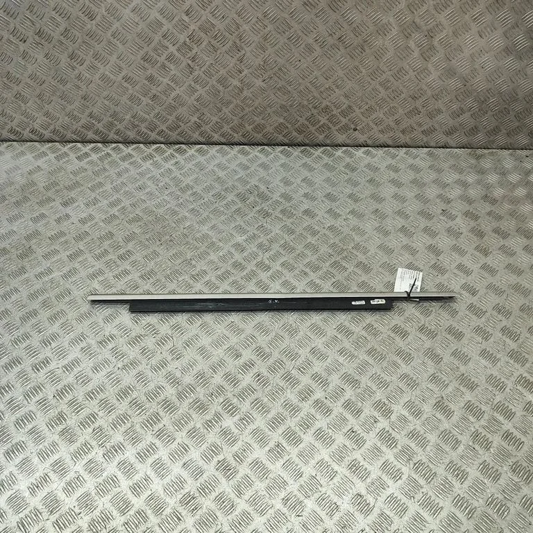 Tagaukse klaasi liist 8U0853763