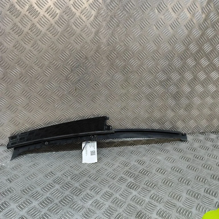 Rear door glass trim molding – Porsche Panamera (971) (2017-2024)