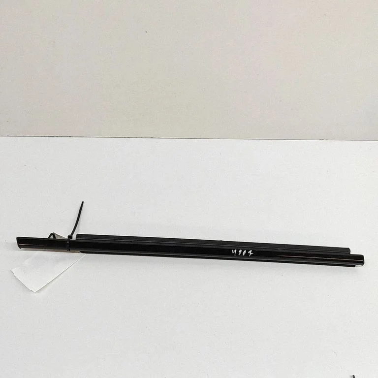 Listwa szyby drzwi tylnych 7573010040