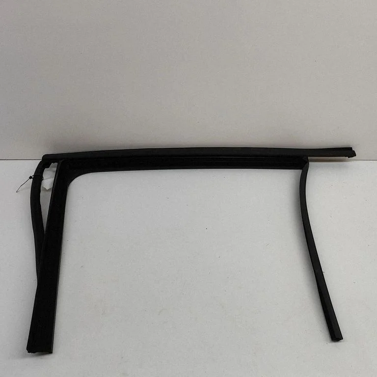 Rear door glass trim molding 57H839439