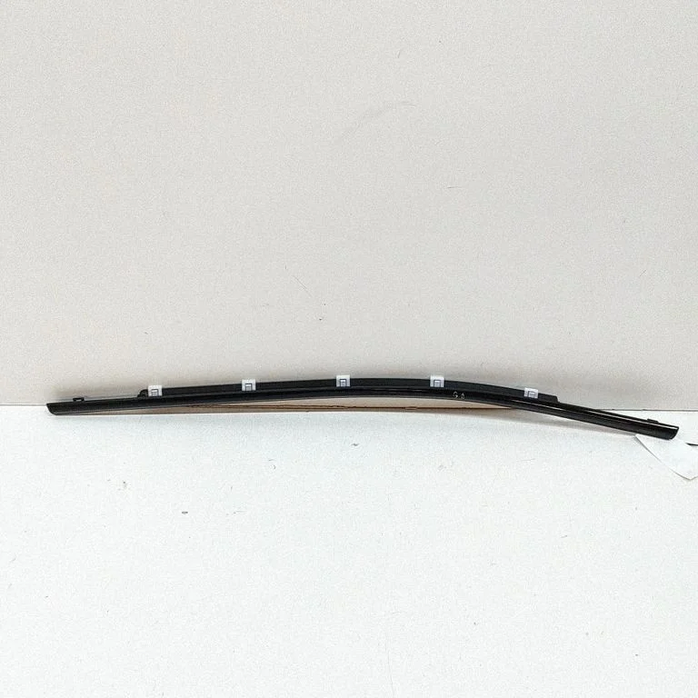 Tagaukse klaasi liist 83220CU100